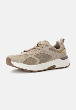 Sneaker mit griffiger Sohle