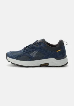 Sneaker mit griffiger Sohle