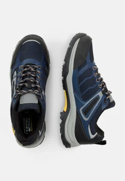 Sneaker mit robuster Sohle