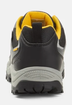 Sneaker mit robuster Sohle
