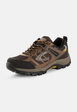 Sneaker mit robuster Sohle
