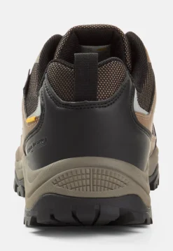 Sneaker mit robuster Sohle
