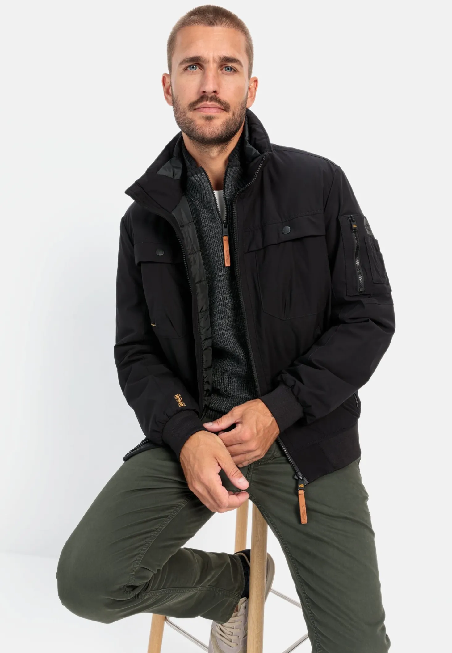 Softshell Blouson mit einrollbarer Kapuze