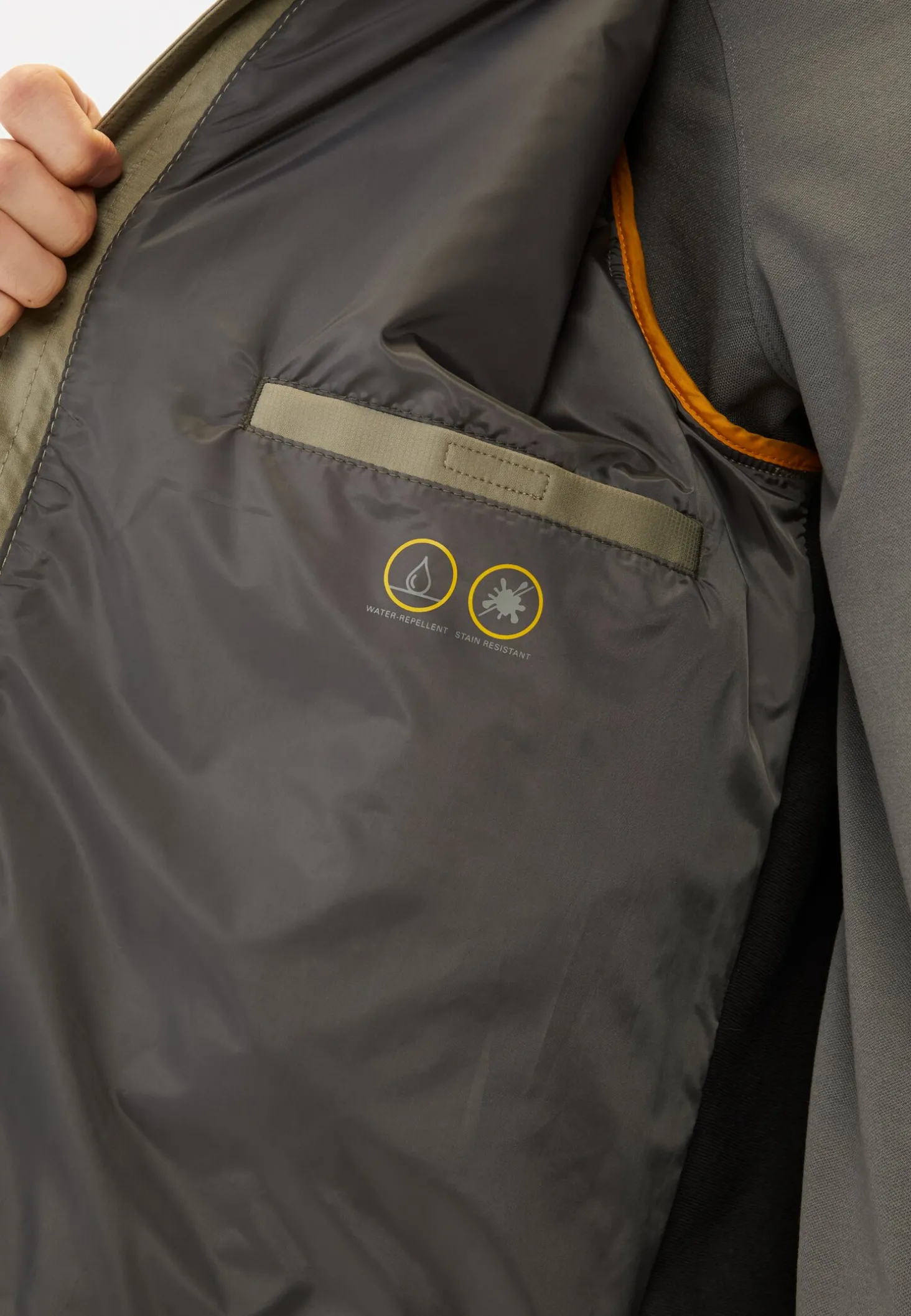 Softshelljacke mit abnehmbarer Kapuze und reflektierenden Details