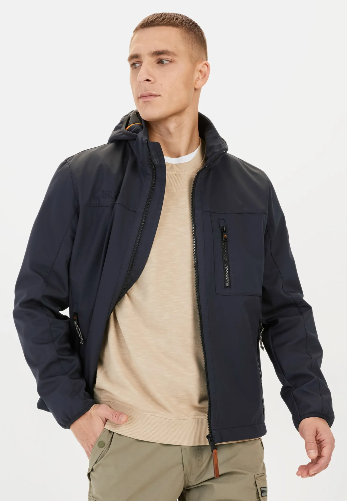 Softshelljacke mit abnehmbarer Kapuze und reflektierenden Details