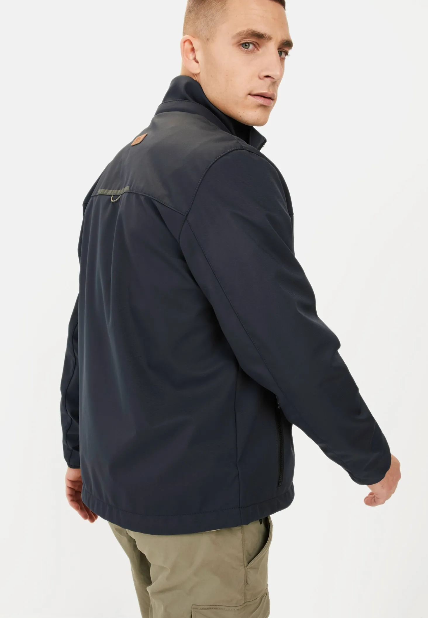 Softshelljacke mit abnehmbarer Kapuze und reflektierenden Details
