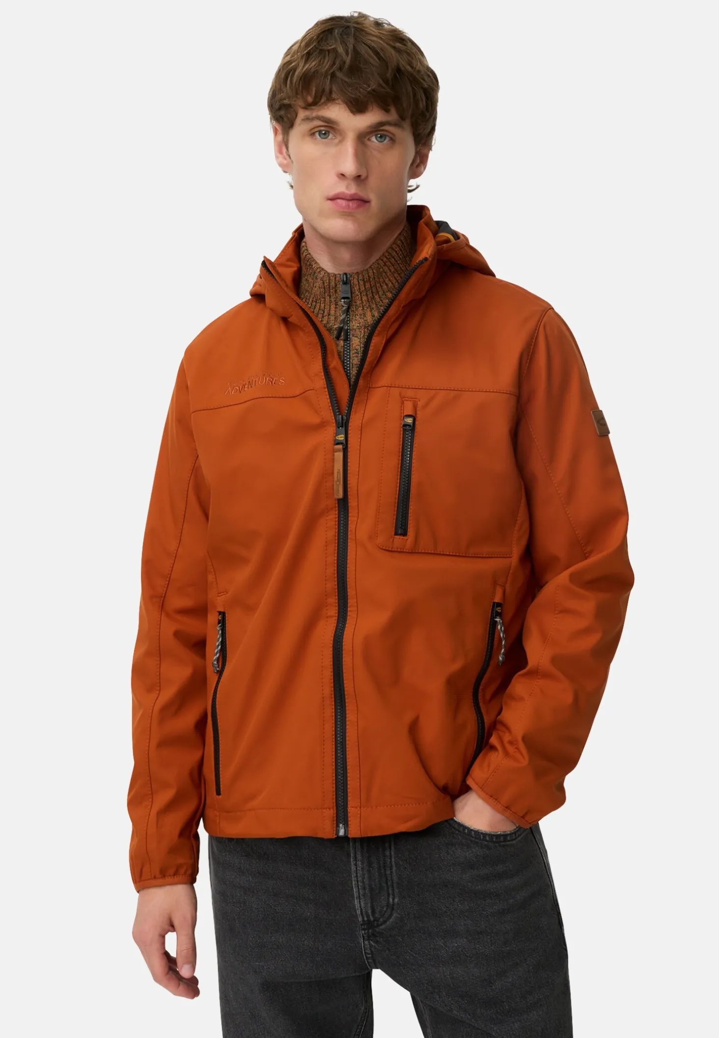 Softshelljacke mit abnehmbarer Kapuze