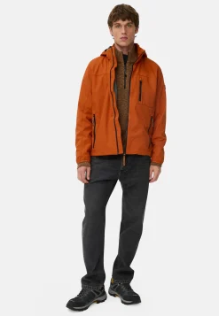 Softshelljacke mit abnehmbarer Kapuze