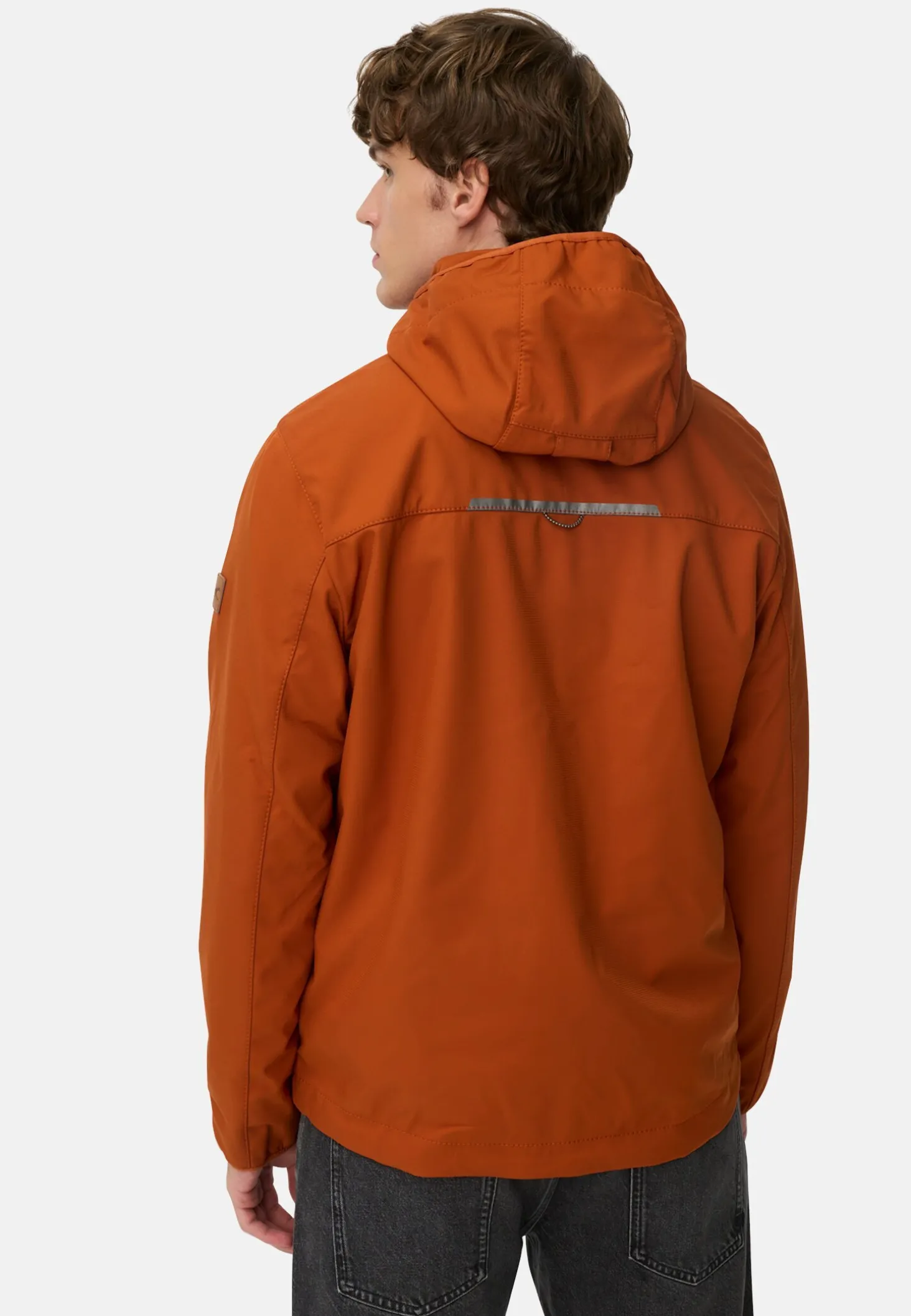 Softshelljacke mit abnehmbarer Kapuze