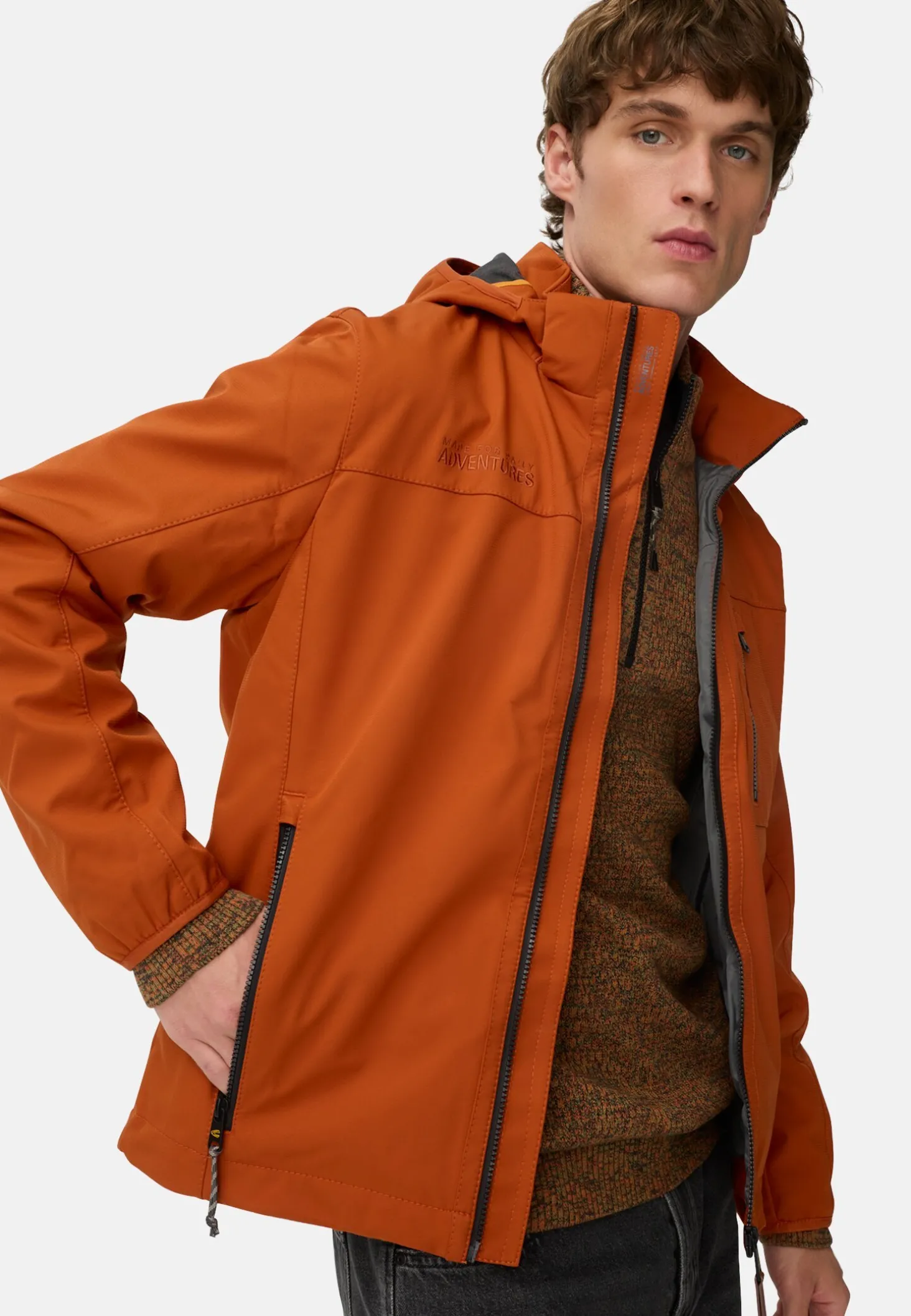 Softshelljacke mit abnehmbarer Kapuze