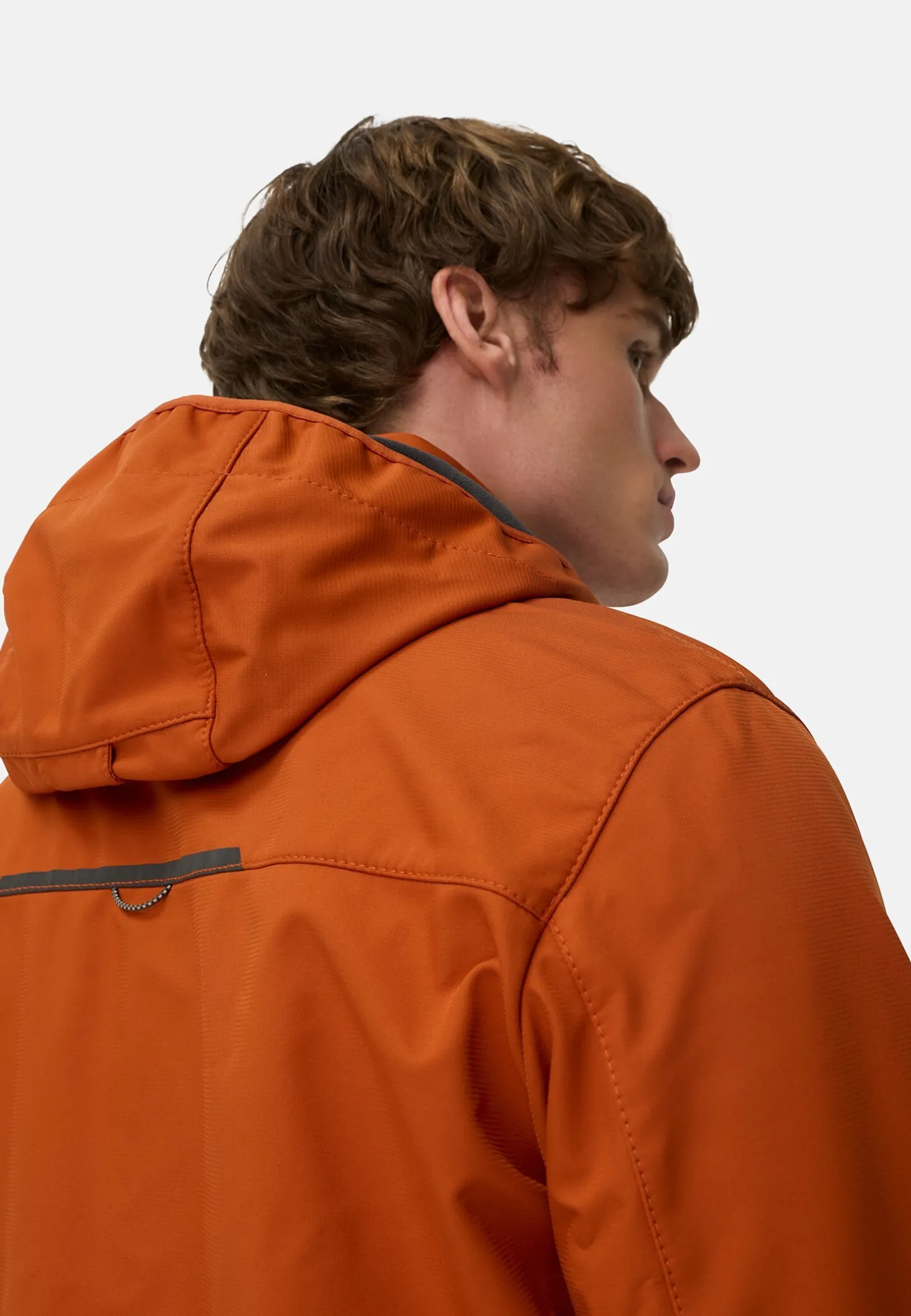 Softshelljacke mit abnehmbarer Kapuze