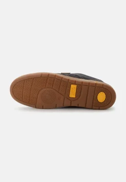 Sportlicher Sneaker aus Veloursleder