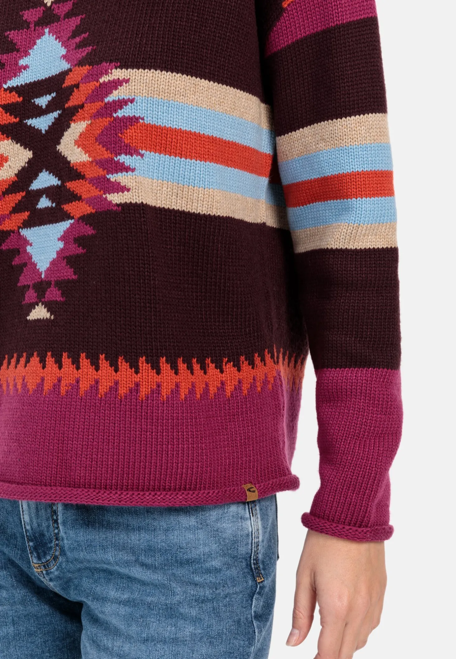 Strickpullover mit eingearbeiteten Mustern