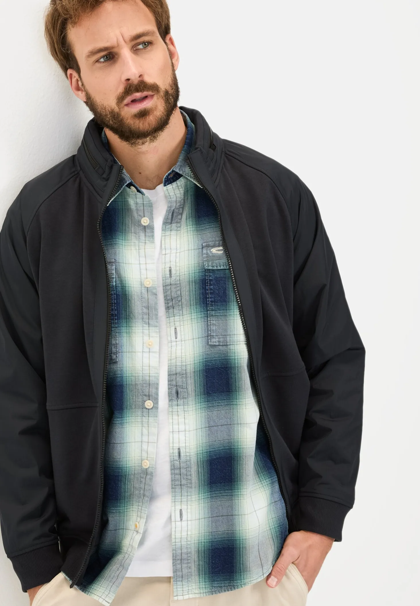 Sweatjacke mit einrollbarer Kapuze