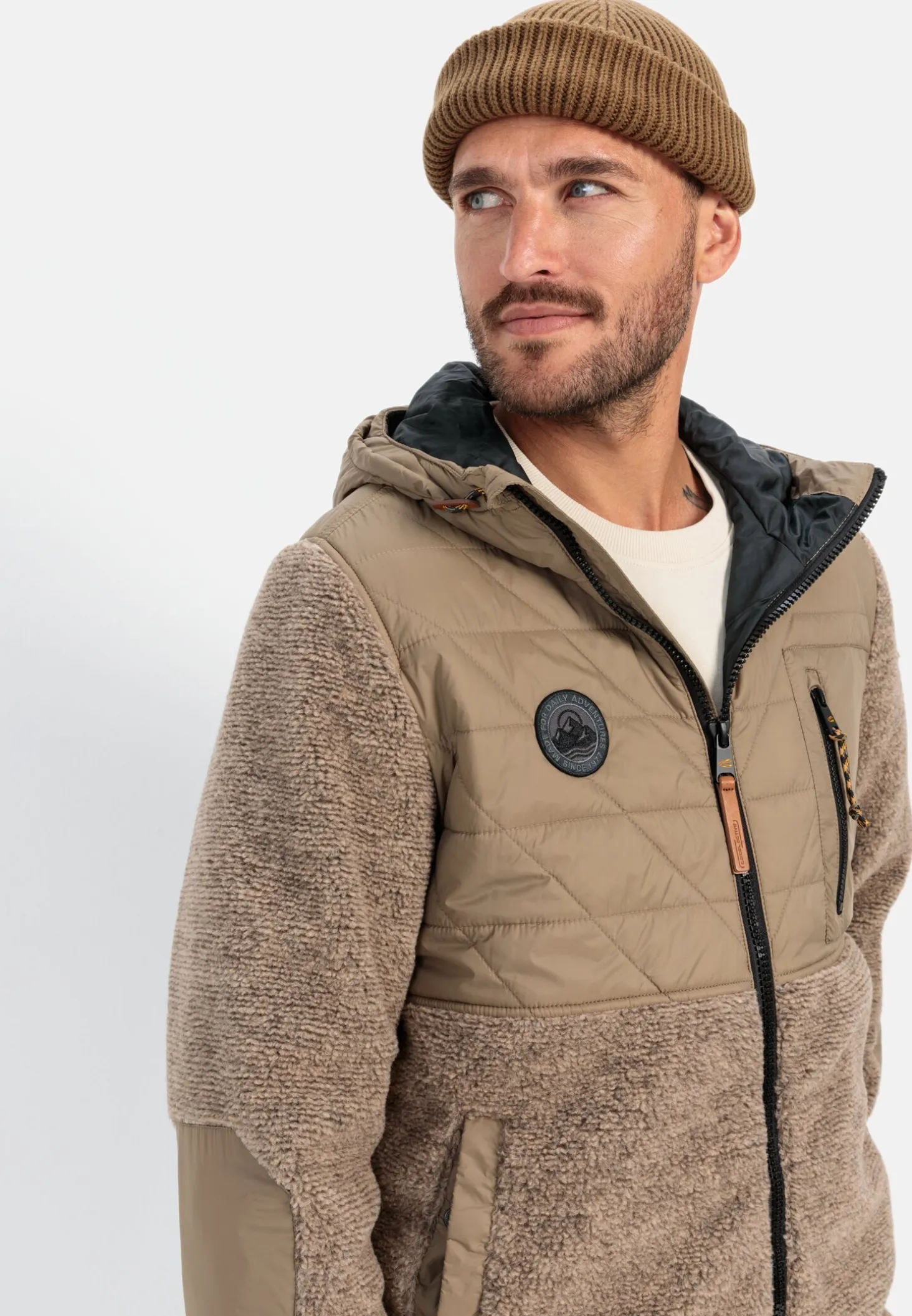 Teddyjacke im Materialmix